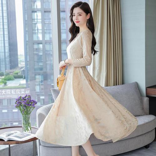 没骗你，过膝的裙子才好看！瞧下图女人这么穿，一个比一个美