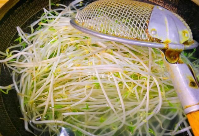 【家常菜】女人50岁不显老,这道家常菜,淡斑去皱,每周都要吃1次