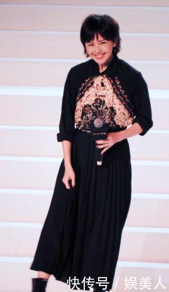 短发@孙燕姿越活越少女,穿深色系连衣裙配皮靴,剪波波头短发优雅大气