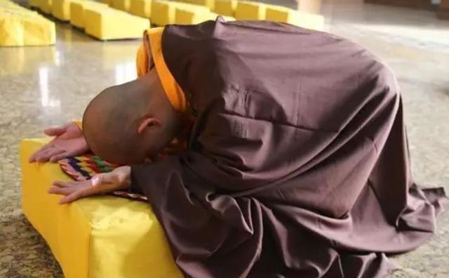 到寺庙中，烧香拜佛，有5点忌讳千万要牢记，很多人都不一定知道