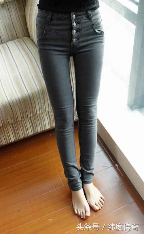 时装搭配，紧身牛仔裤在时尚界屹立不倒，因为它独特的修身魅力