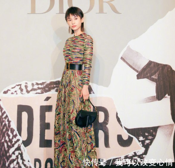 王子文穿“巨人靴”，鞋子比头还大还宽，走路抬得动脚吗？