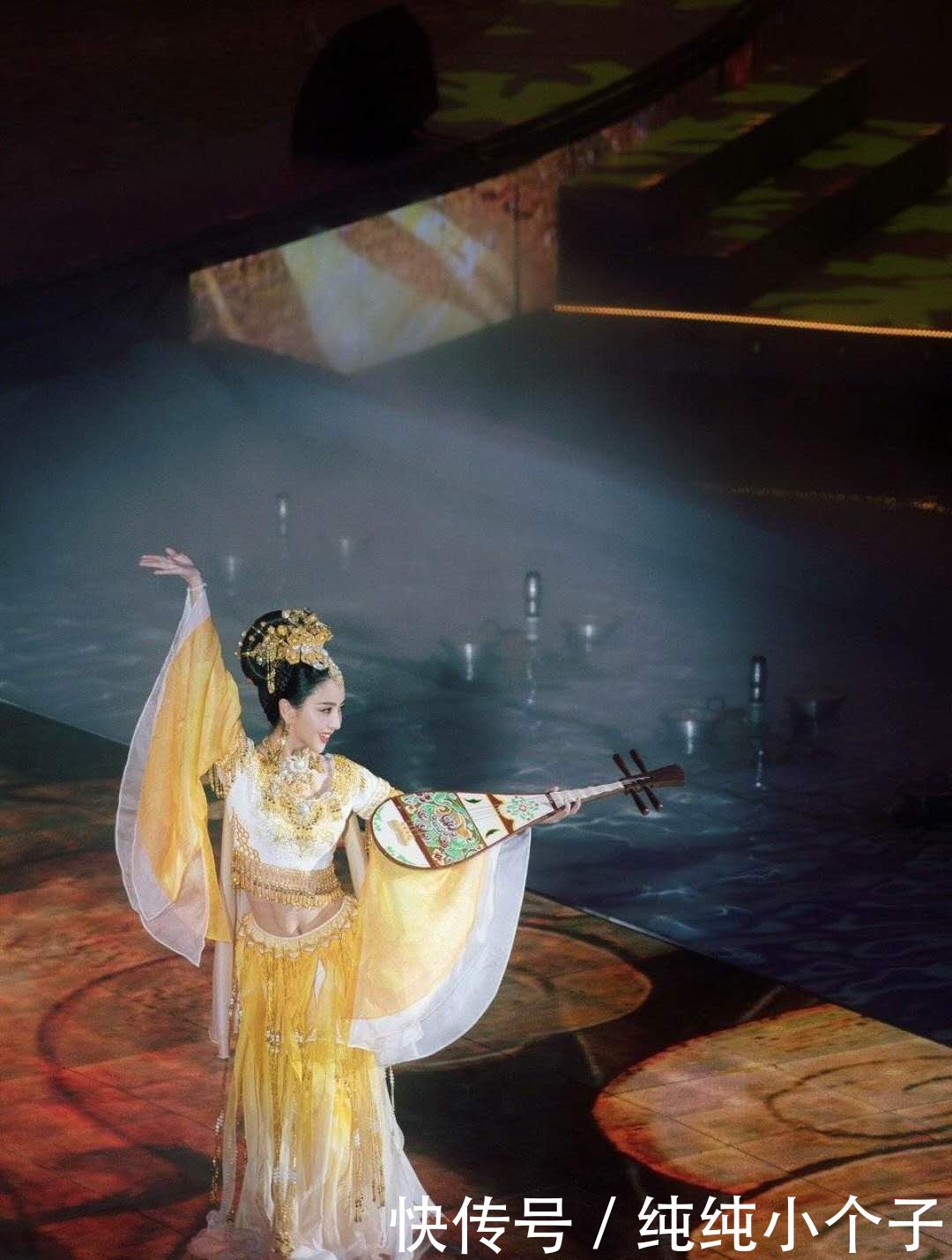 「 真好」穿民族风裙子条纹魅力无限，丫丫真美，佟丽娅身材真好