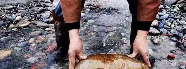 前有玉石垒猪圈, 后有和田玉砌鸡窝, 这个村子到底什么来头