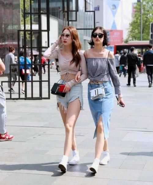  「气质」街拍：沉鱼落雁的美女，一件一字肩上衣配牛仔短裤，时尚魅力气质
