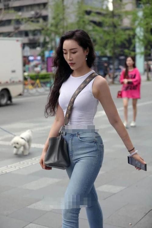 街拍： 丰满修身牛仔裤靓女 , 凉快得好羡慕啊
