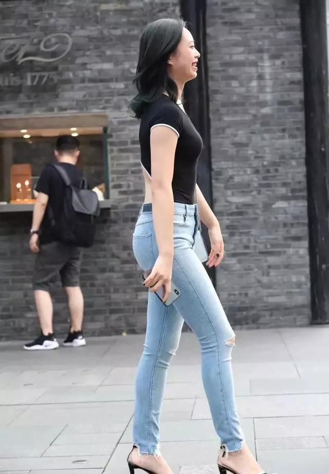 露背体恤搭配修身牛仔裤，简单又好看，还在犹豫什么