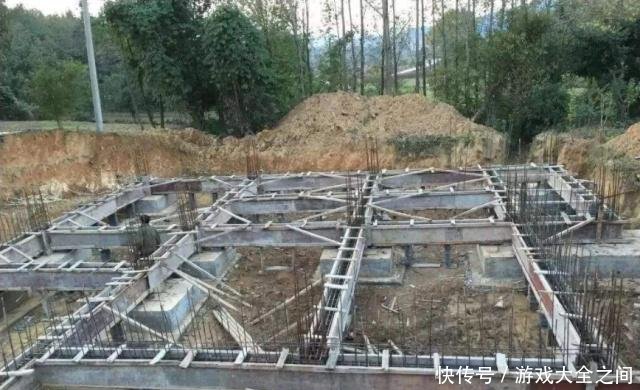 农村又出一怪像拆房建房村里不批这合规么，专家给出解释