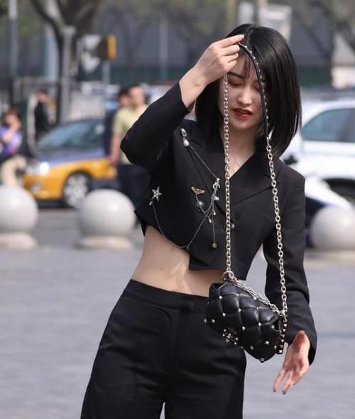  『风采』街拍：面带笑容的美女，一条黑色的连衣裙，时尚唯美气质风采