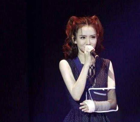 戚薇也太会穿,受伤一点都不影响她的美,时尚范儿活力感足足的