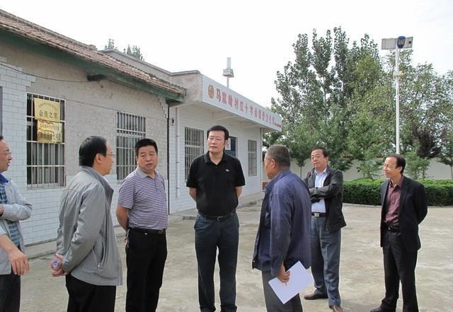 村干部工资不到2000，为啥还有人抢着当？老农说了三句大实话