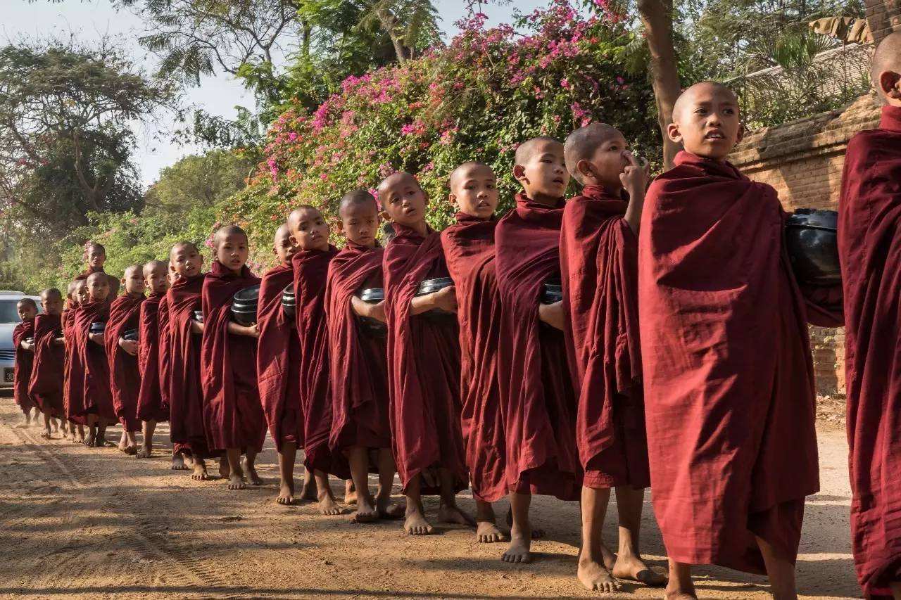 世界上最大的卧佛：山似佛，佛是山，重达400吨，看上去如此诡异