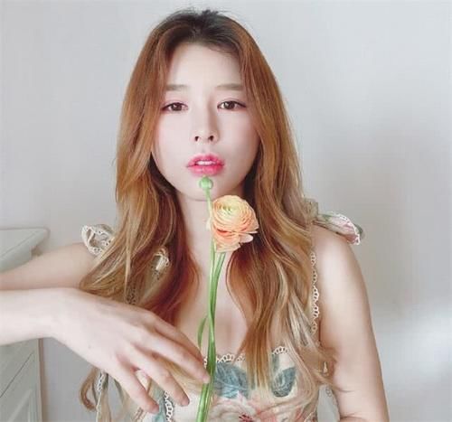  「职业选手」糖小幽发状态点名doinb：出来分手，再追一次！