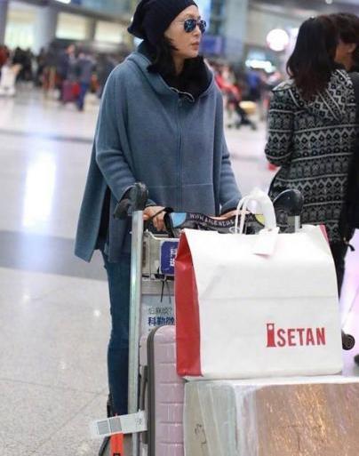 陈红胆真大!50岁了还敢素颜现机场,网友:还不如广场舞大妈呢