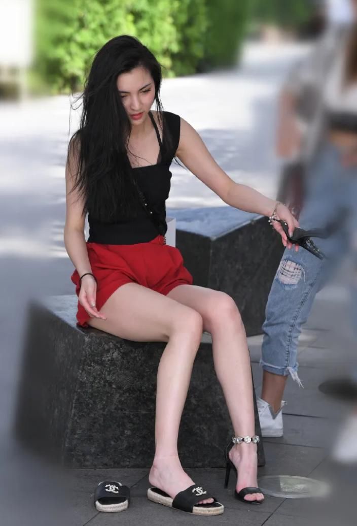 #红色#黑色上衣配红色裤子,小姐姐美得不一般,坐着或站着都很迷人