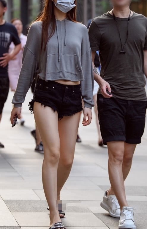 小姐姐的长发长飘飘,上身穿着宽松的唯一,宽松的卫衣展现出青春