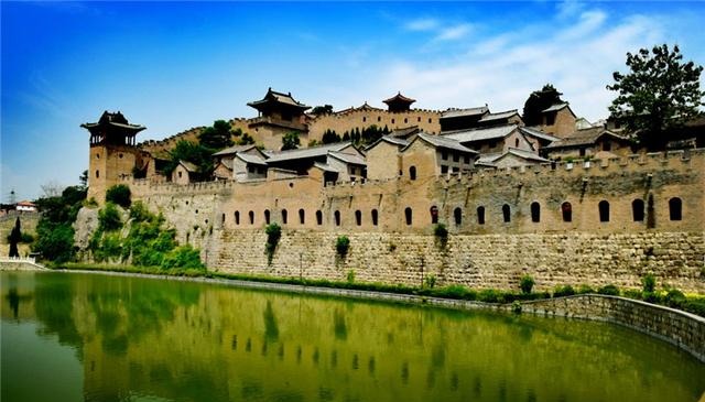 山西有座蜂窝式古城堡，用蛋清与糯米砌墙，过去只有几十户人家