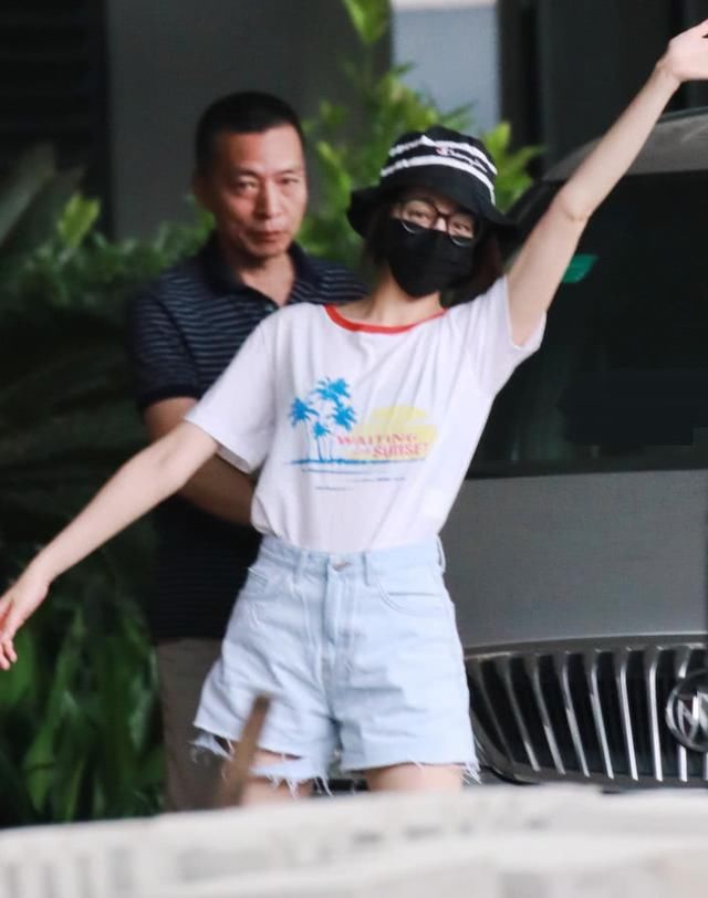 迪丽热巴没偶像包袱,穿短裤一边都快断了,后面大叔表情亮了!