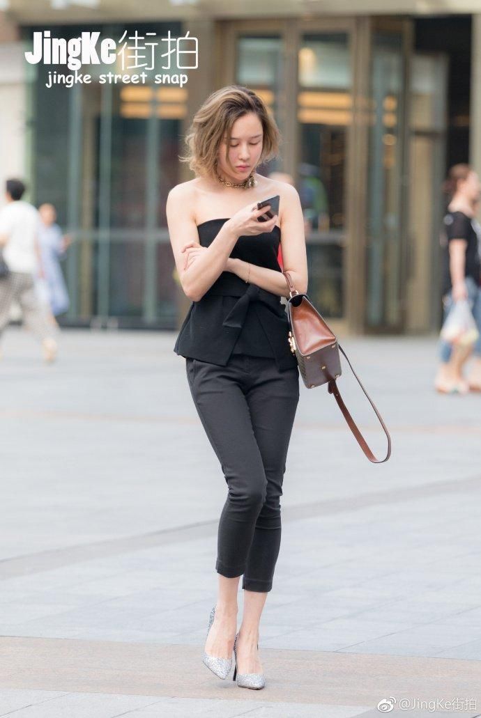 街拍:穿对露肩装，分分钟美出新高度