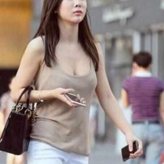 三亚街拍:好身材就是任性,紧身衣的美少妇,好身材一览无余!