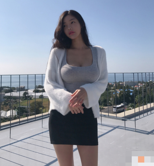 街拍：成熟清爽纯净靓丽的少女，火辣身材搭配时尚让人怦然心动!