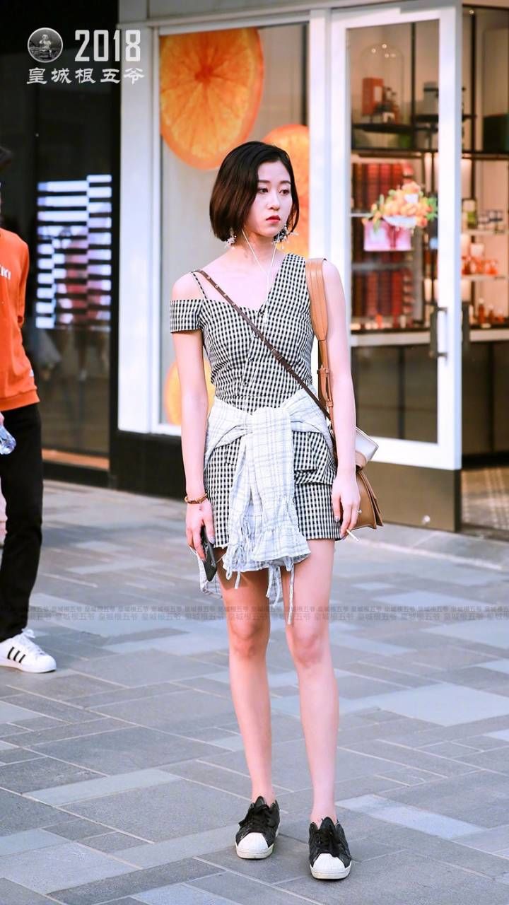 街拍:炎热的夏季里，爱美的姑娘可以选的衣服有很多