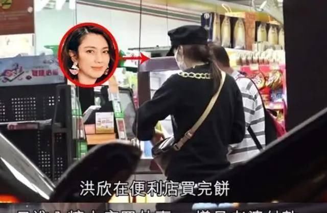  「商场」48岁洪欣打扮靓丽出门逛街，6岁女儿张晞彤长高变潮妞，母女购物出手豪气