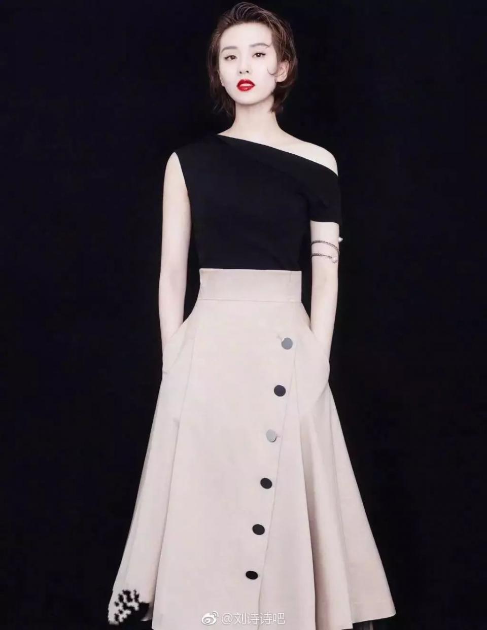 夏季，穿上这3件上衣，让你美得超性感!