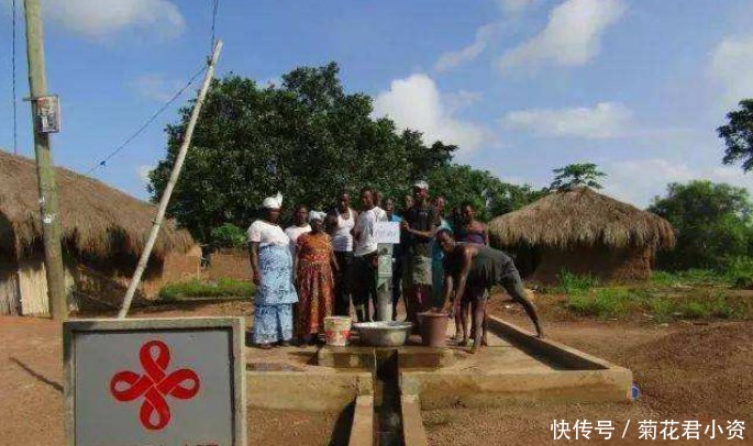  「打水」中国帮助非洲造水井，非洲人太感谢了，终于不用走10公