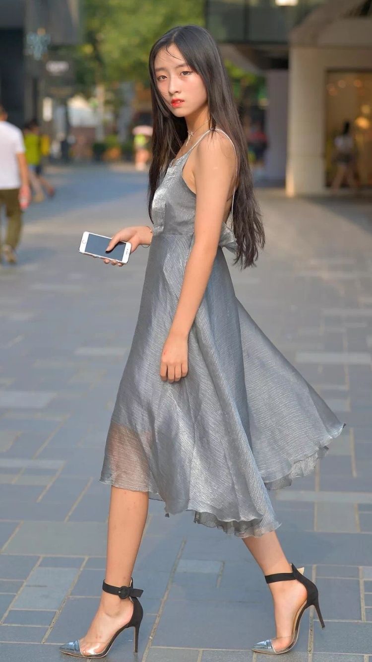 性感街拍丨穿薄纱裙的小姐姐戏好足呀，不过你会喜欢!