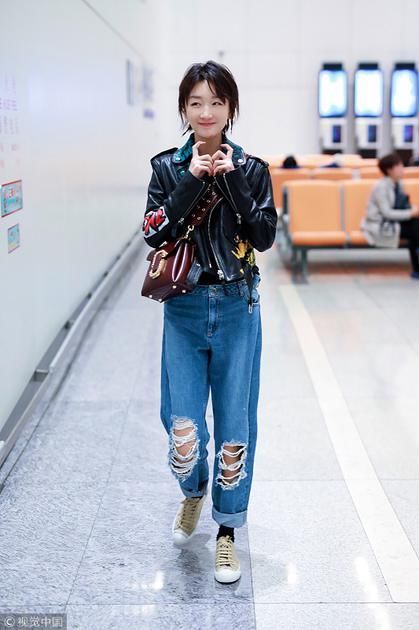 周冬雨为破洞牛仔裤代言 这么穿才能显腿长
