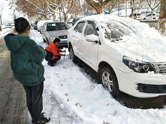 南方下雪后，为啥没几个敢开车？车友：北方司机去一次就懂了