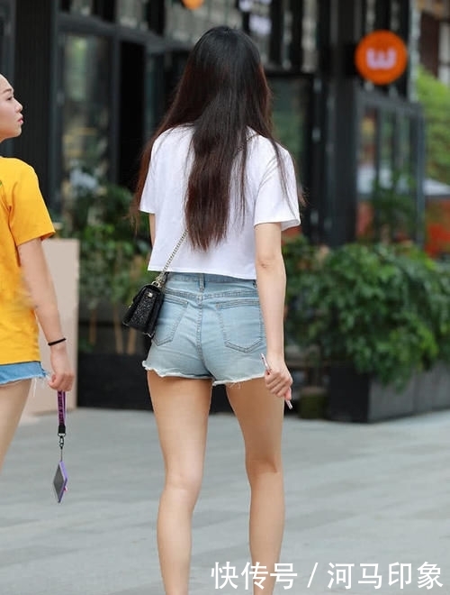 「 韵味」时尚又不失魅力，彰显出东方女性成熟韵味，白色背心穿搭