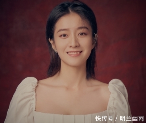 『雪迎和易烊』张雪迎紧挨千玺坐故意秀腿,谁注意到坐姿?怕是忘了自己穿的裙子
