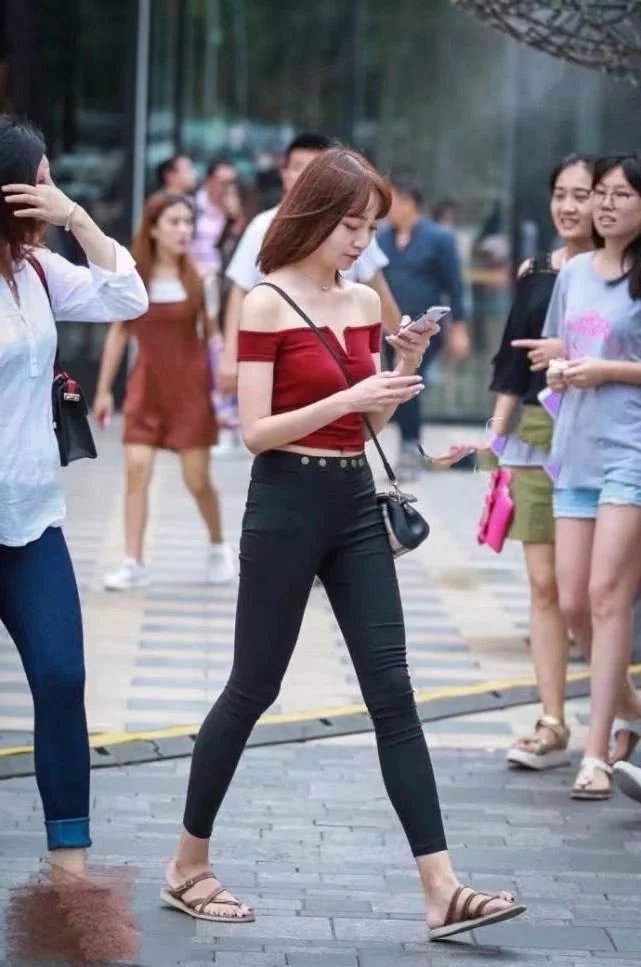 街拍：紧身裤尽显筷子腿，甜美小姐姐露一字香肩装