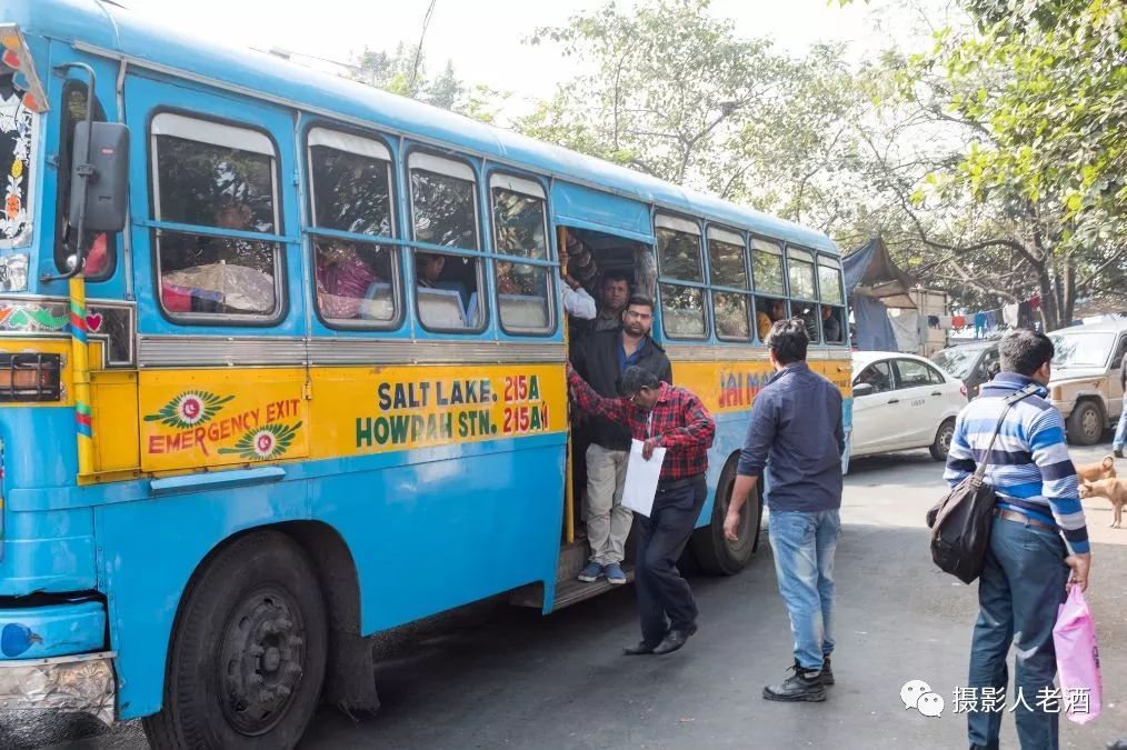 印度街头实拍：公交车上下人都不停车，全程开着门经常有人挂上面