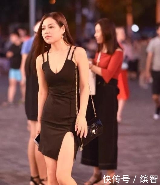  俏丽|街拍：俏丽的靓颜美女，身穿露肩长裙，笑容甜美可爱