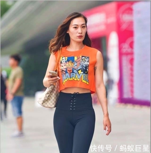 『紧身』街拍 橙色背心搭配紧身运动裤, 人群中很显眼