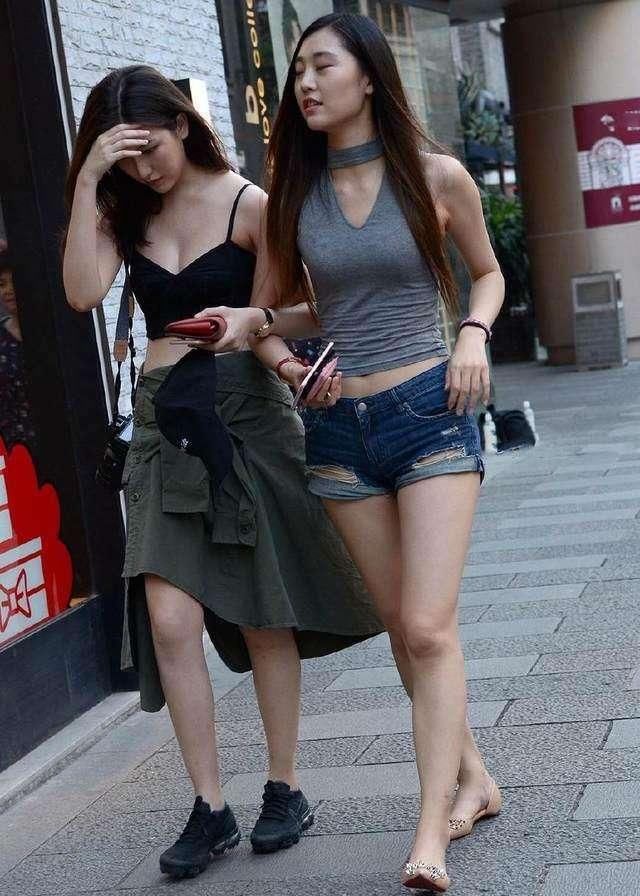  设计：街拍: 辣妈的搭配很紧身, 完全贴身的设计, 秀出了个人的身材特点