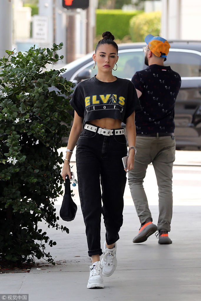 “啤酒妹”麦迪逊短T“炫腹”身材比例佳  顶“道姑头”秀性感厚