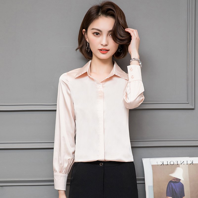 马上中秋，短袖别穿了，看这秋衫，时髦又遮肉，52岁小姨穿忒美