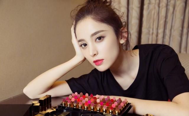 古力娜扎街头清纯出镜，服饰打扮让人心动，网友：想娶回家