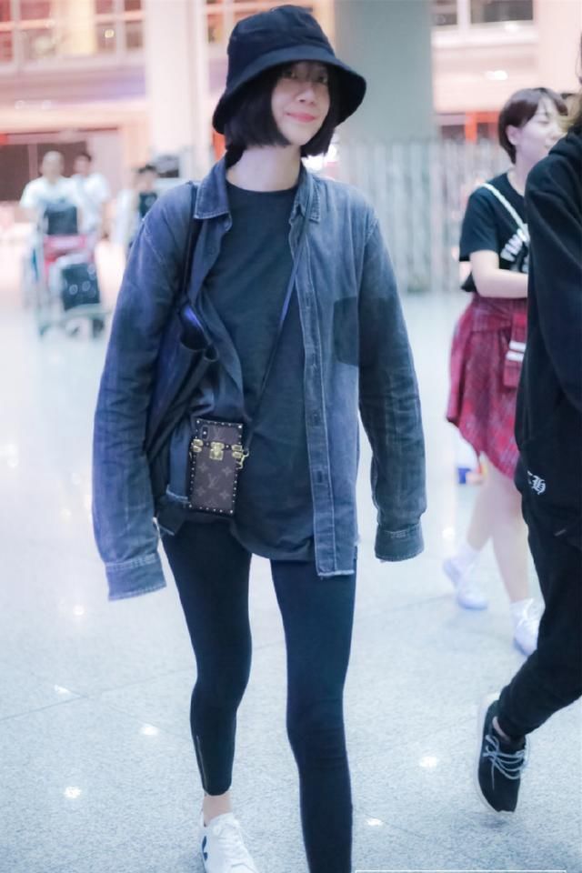 李溪芮现身机场，一身黑还配紧身裤，这双豆芽腿太吸睛!