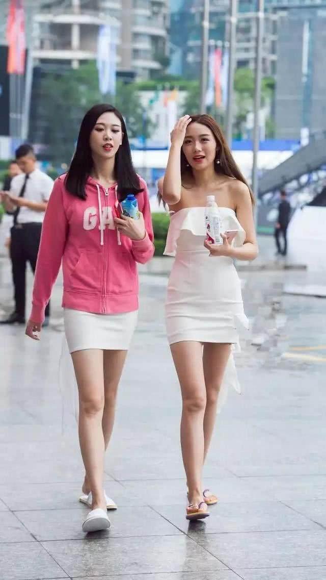 街拍：时尚粉嫩的两位小姐姐，身材曼妙美腿修长，温柔的味道！