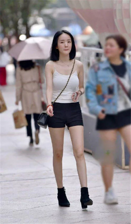 「身穿」街拍:长发披肩的小美女,身穿镂空长裙,温婉可人