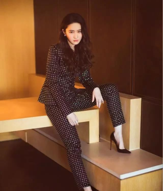  『打造』运用经典色打造时髦造型!早春实用穿搭指南,你最pick哪一套