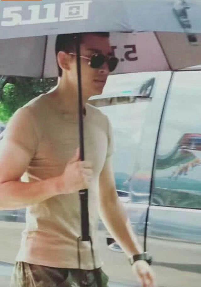 李小璐穿着运动装现身甜馨幼儿园，这一举动击碎婚变谣言