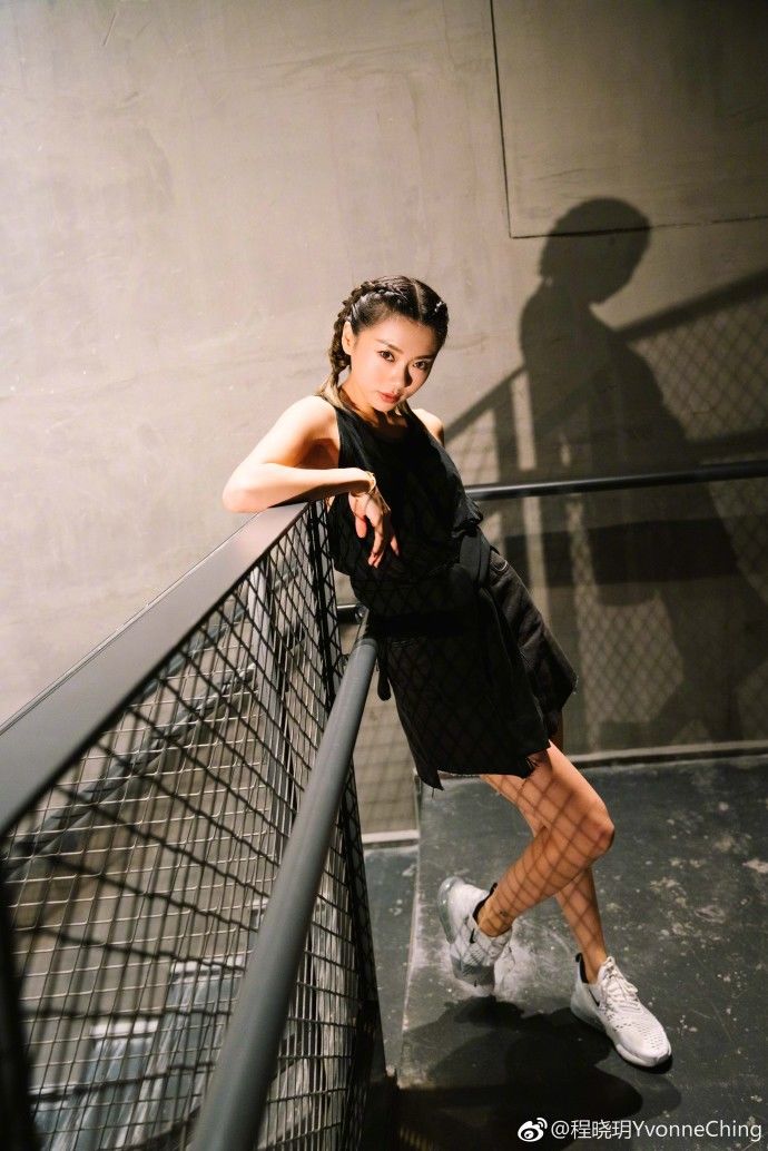 程晓玥晒全新写真美照，好身材逆天长美腿超级吸睛