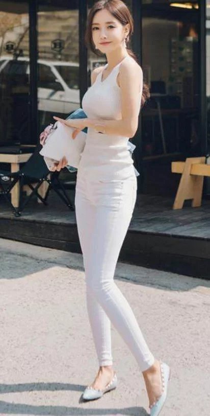 气质小姐姐白色修身裤的魅力，你领略到了几分！