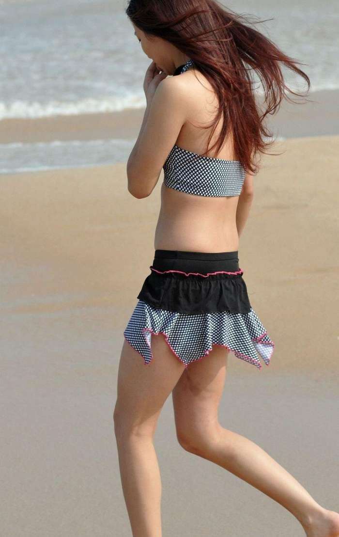 穿上一件漂亮的比基尼在大海中游玩, 是一件多么惬意的事情!